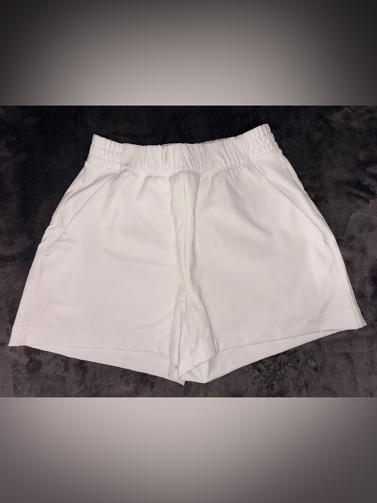 Aritzia Pants - Aritzia White Elastic Waist Shorts